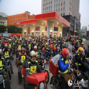 15小时570公里“铁骑返乡” 他要为父母做一道福建味的卤猪脚