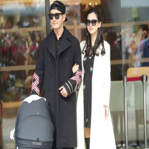 baby产子后出院首亮相 穿白色大衣气色佳