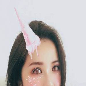 阿Sa撇嘴扮小恶魔 表情丰富玩转卡通自拍