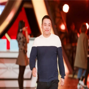 为胖子代言！刘国梁轻松做俯卧撑