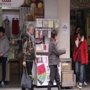 82岁“黄药师”陪妻买年货 帮妻拎菜显恩爱