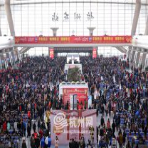 【网络媒体走转改】杭州东站：一群90后姑娘正守护春运回家路