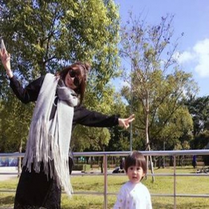 43岁贾静雯首晒7月孕照 肚子大到衣服遮不住了