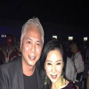 59岁“黄蓉”成富婆 衣着大胆迷倒小19岁阔少(图)