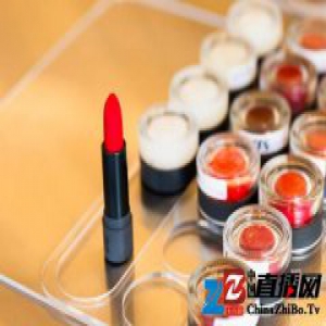 从颜色、质地到香味，现在你可以亲手调一支你的口红