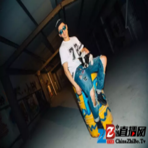 小伙瞒父母卖房花20万爆改大巴 网友:还缺女友吗