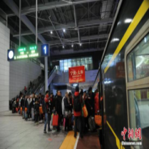 全国农民工专列全面开通 各地工会助力平安返乡