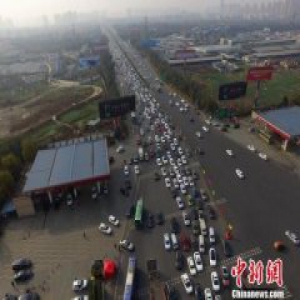 春节临近 成都高速公路车辆排长龙出城