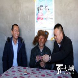 阜康一农场主为农民发红包