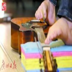 无臂男孩用脚弹吉他 在广州打拼7年开吉他屋(图)
