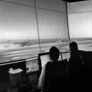 高峰期每45秒起落一架飞机 探访机场塔台揭秘航班保障