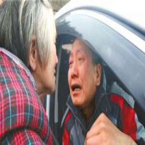 19年春节没回家的警官老胡：17小时颠簸只为和父母短暂团聚