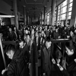 北京西站迎旅客运输最高峰 西站按客流动态调整候车室