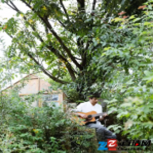 落魄小伙云南当木匠 没钱买房徒手造木屋送娇妻