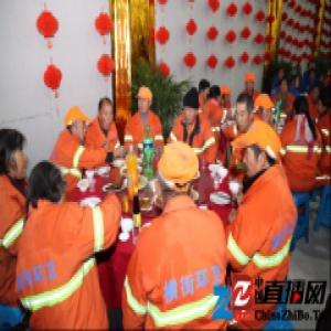 点赞！欧路莎董事长林华友请环卫工同吃团年饭
