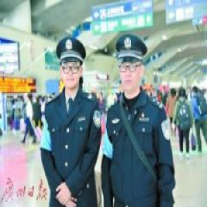 广州民警及家属当义工服务春运 最小者13岁(图)