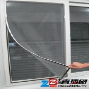 纱窗脏了不用拆 媳妇只用一张旧报纸就轻松搞定