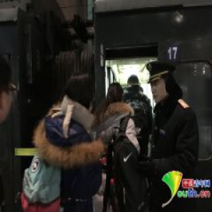 春城列车员张羽：鞠一躬，道一句过年好