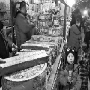 鞭炮销售冷清 市民自发不放 摊主卖炮不忘看空气指数