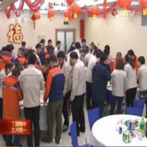 7万环卫工人的除夕夜：你放鞭炮我清扫（组图）