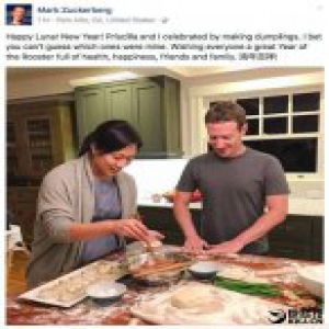 扎克伯格包饺子擀皮儿有模有样 祝网友鸡年吉祥