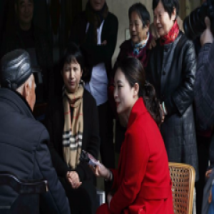 “网红”记者杭州给百岁老人拜新年
