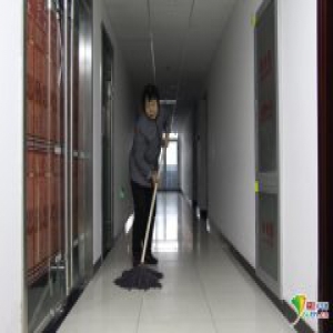 除夕夜探访空城坚守者：相互温暖的保洁老姐妹
