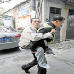 55岁男子突发急病 55岁民警背他就医感动众人(图)