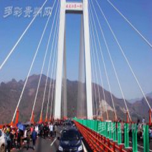 世界第一高桥春节秒变停车场 提醒：高速出行观景勿忘安全