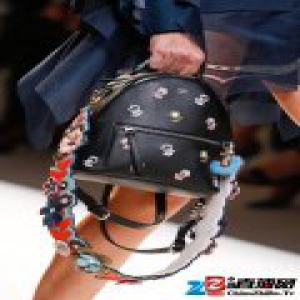 奢侈品靠包吃饭的日子快结束了，它们的新招是定制化