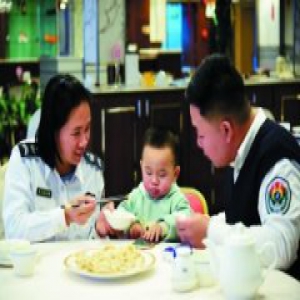 【网络媒体走转改】图片新闻：机场里的团年饭