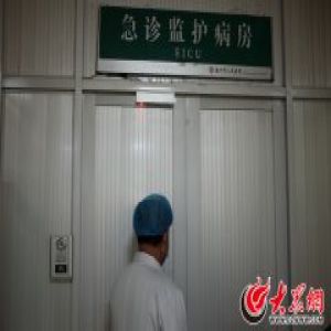 【网络媒体走转改】这位急诊医生太拼了，大手术前先强迫自己吃6个煮鸡蛋