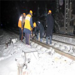 春运铁路人：雪夜清扫铁路道岔的铁路人