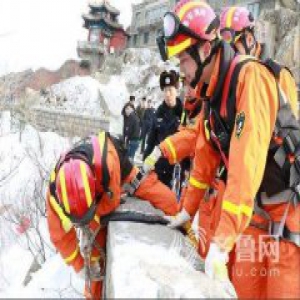 女游客爬泰山跳崖自杀 消防官兵生死救助4小时