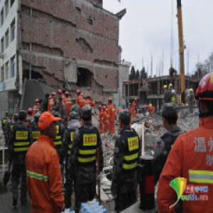 温州民房倒塌续：周边建筑成危房 进场救援难度加大