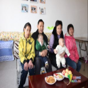 山西福利院模拟家庭的“另类”全家福：孩子们不能没有家