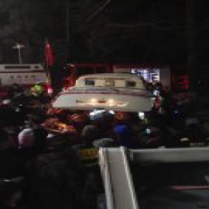 温州民房倒塌现场：深夜一老人获救 目前正在救护中