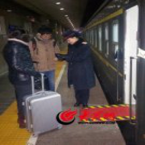 【网络媒体走转改】值守两节车厢，往返1.8万步，她最想看到旅客微笑