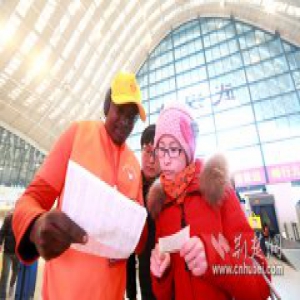 [网络媒体走转改]武汉火车站“洋雷锋”温暖旅客出行路