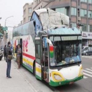 赴台陆客团游览车撞涵洞 疑因司机疏忽所致（图）