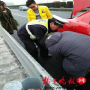 男子遭交警批评后跟随警车30公里 只为说这句话