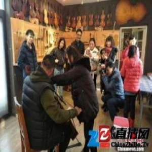 河北音乐小镇“中西合璧”群众感受别样“年味儿”