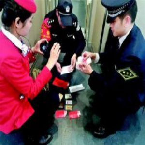 乘务员列车厕所内捡到现金 用广播找回失主