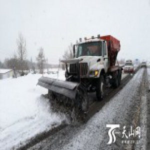 自治区公路管理局全力除雪保干线公路通畅
