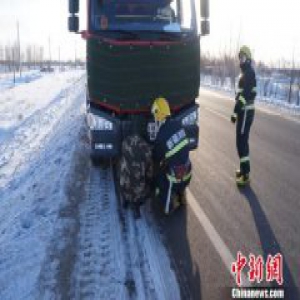 新疆遭遇强冷空气侵袭降温降雪 多条道路交通管制