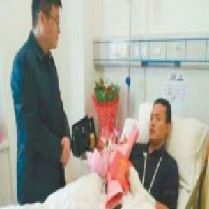 这个汉子有胆 破门闯火海救三人肌腱被割断