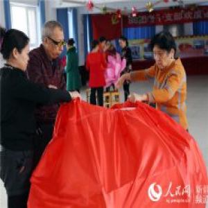 兵团八十九团老干部赶制灯笼迎元宵节（组图）
