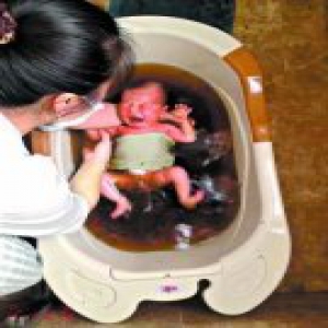 金牌月嫂月入过万每天睡不足5小时 总结受欢迎秘诀