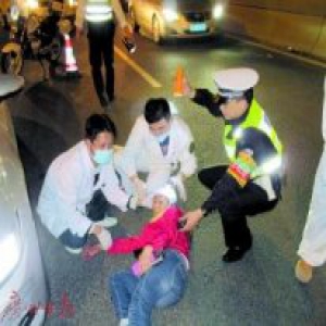 交警夜遇伤者 举手电筒照亮临时“手术台”(图)