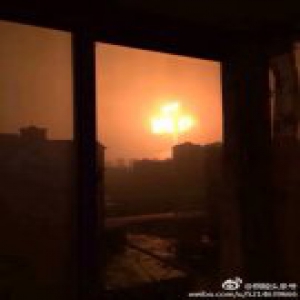 安徽铜陵发生爆炸 当地消防赴现场救援呼吁不传谣